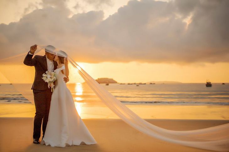 Những bộ ảnh cưới xinh đẹp dưới ánh bình minh trên biển Quy Nhơn