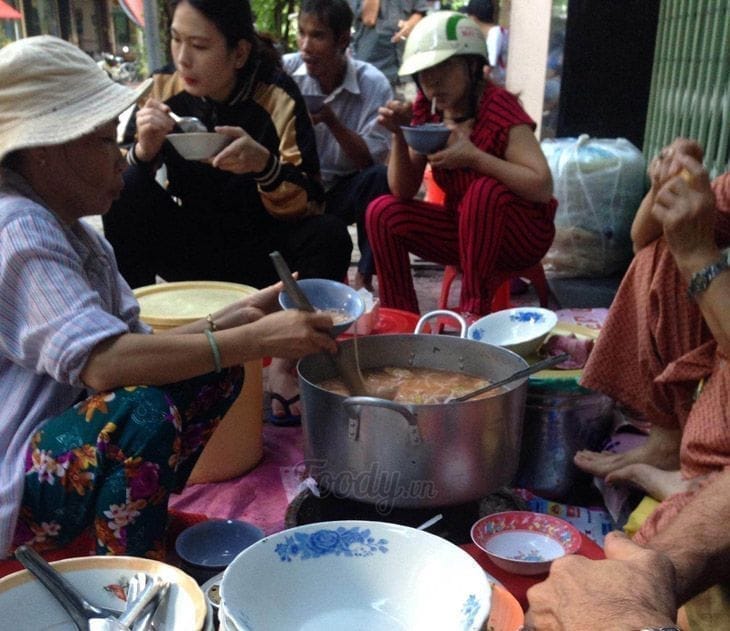 Quán bánh canh tuy nhỏ nhưng rất đông khách và không ngớt khách ra vào - Ảnh:ST