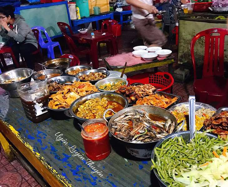 Cơm ở Cảng Quy Nhơn, quán cơm phục vụ rất khuya nên bạn không nên quá e ngại không có gì ăn nhé! - Ảnh: uyenluyenthuyen