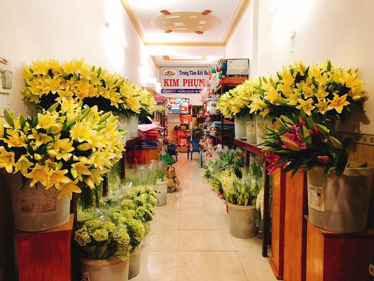 Không gian cửa hàng rộng rãi, nhiều loại hoa tươi - Ảnh:ST