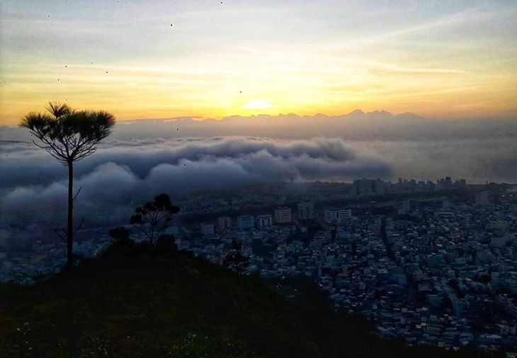 Thành phố trong mây sáng mai trên núi Bà Hỏa - Ảnh:QNdiscover