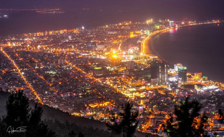 Ngắm cảnh thành phố trong đêm trên núi vũng chua - Ảnh:ST